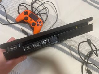 Consola PS4 1 Tb Slim Negra + Mando Naranja+cales