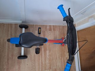 Bicicleta infantil azul y rojo