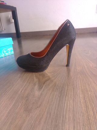 Zapatos de tacón negros y dorados