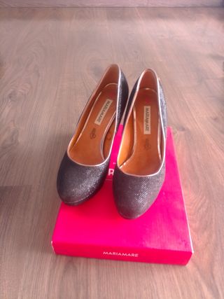 Zapatos de tacón negros y dorados