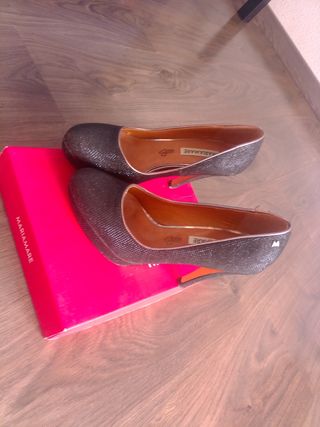Zapatos de tacón negros y dorados