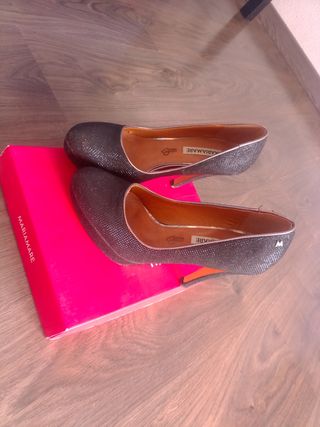 Zapatos de tacón negros y dorados