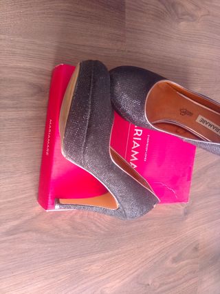 Zapatos de tacón negros y dorados