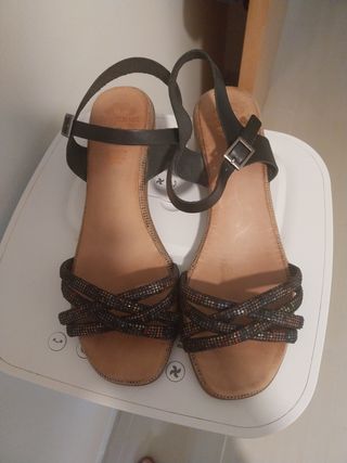 Sandalias de piel negras y multicolor
