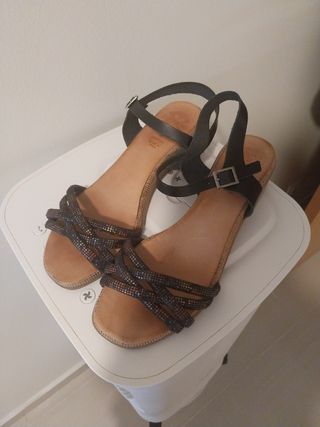 Sandalias de piel negras y multicolor