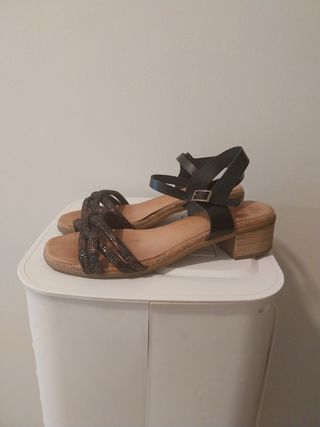 Sandalias de piel negras y multicolor