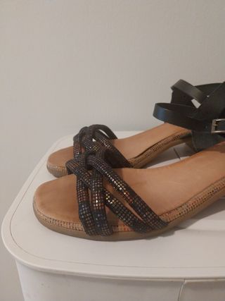 Sandalias de piel negras y multicolor