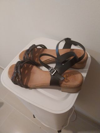 Sandalias de piel negras y multicolor