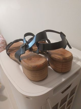 Sandalias de piel negras y multicolor