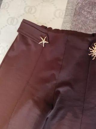 Pantalón campana marrón con adornos