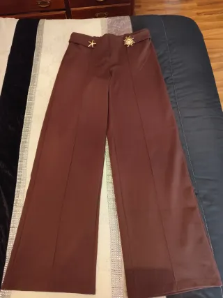 Pantalón campana marrón con adornos