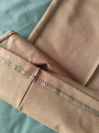 Pantalón campana marrón con adornos