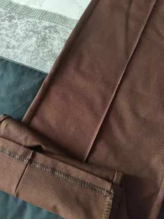 Pantalón campana marrón con adornos