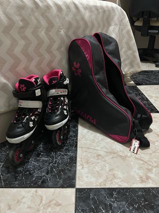 Patines de línea negros y rosas con bolsa. 