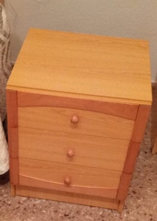 Mesita de noche de madera