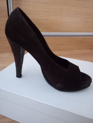 Zapatos de fiesta ante marrón tacón serpiente