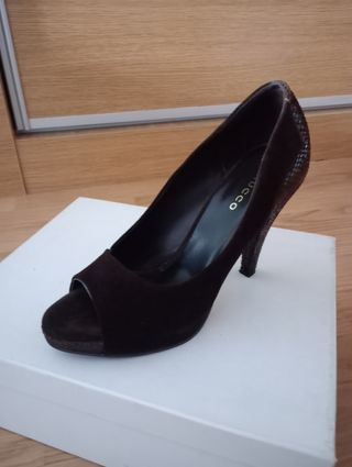 Zapatos de fiesta ante marrón tacón serpiente