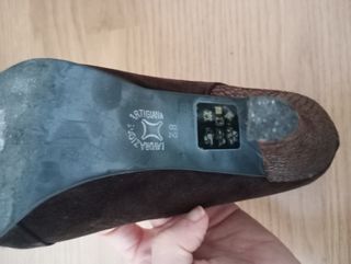 Zapatos de fiesta ante marrón tacón serpiente