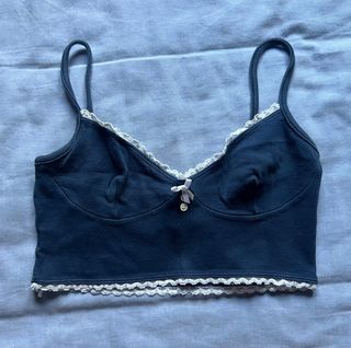 Top azul marino con encaje