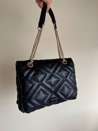 Bolso Parfois negro acolchado cadena