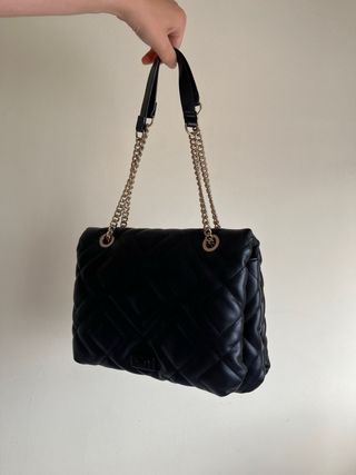Bolso Parfois negro acolchado cadena