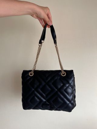 Bolso Parfois negro acolchado cadena