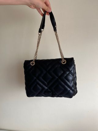 Bolso Parfois negro acolchado cadena