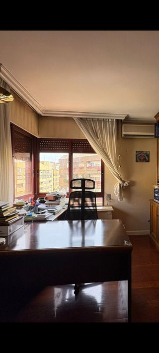 Mesa de despacho de madera