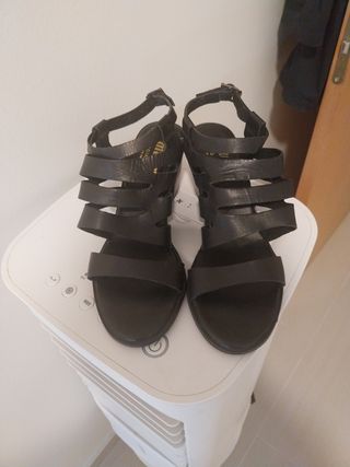 Sandalias de piel negras tacón