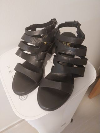 Sandalias de piel negras tacón