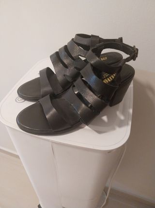 Sandalias de piel negras tacón