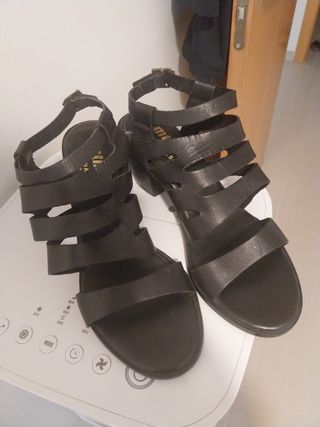 Sandalias de piel negras tacón