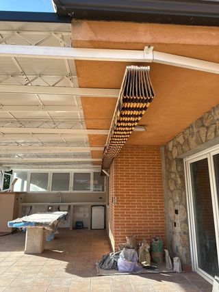 Toldo de lona y estructura metálica
