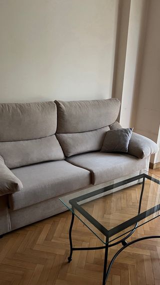 Sofá, mesa de centro y mesita