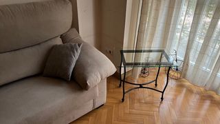 Sofá, mesa de centro y mesita