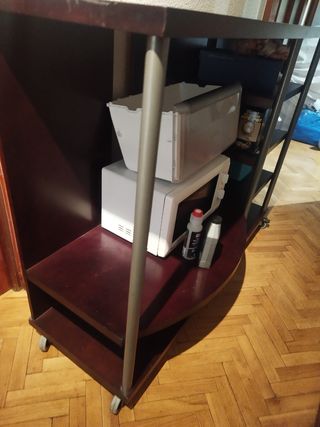 Mesa auxiliar marrón con ruedas
