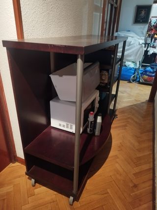 Mesa auxiliar marrón con ruedas