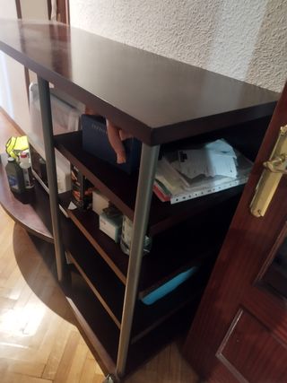 Mesa auxiliar marrón con ruedas