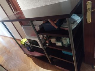 Mesa auxiliar marrón con ruedas