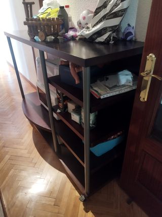Mesa auxiliar marrón con ruedas