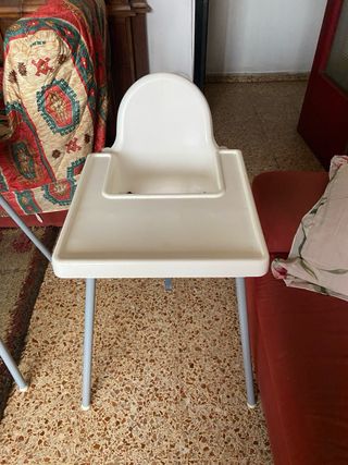 2 Tronas IKEA blancas con bandeja
