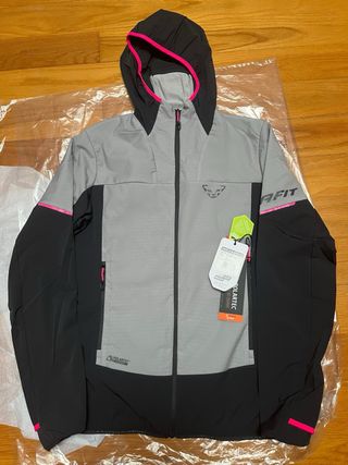 Chaqueta Dynafit Traverse Alpha con capucha