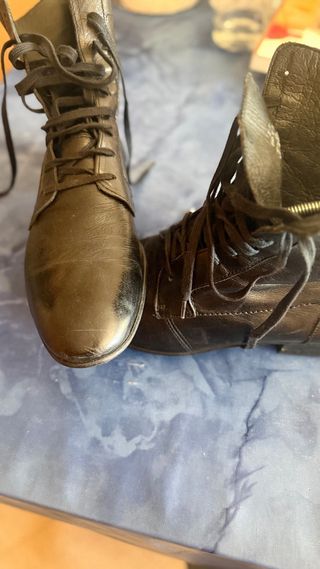 Botins pretos com atacadores