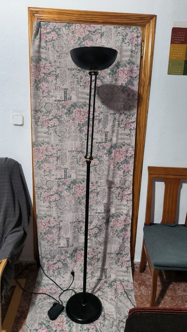 Lámpara de pie negra