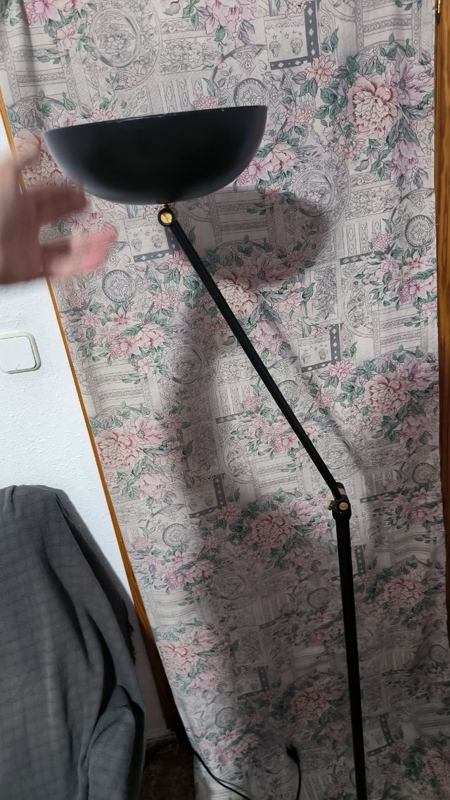 Lámpara de pie negra