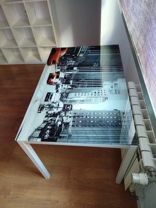 Mesa cristal y metal diseño urbano