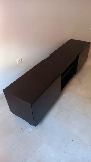 Mueble TV 2 puertas abatibles y 6 ruedas.