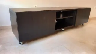 Mueble TV 2 puertas abatibles y 6 ruedas.