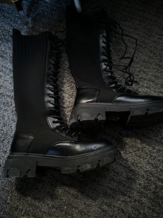 Botas altas negras, calcetin, cordones suela track