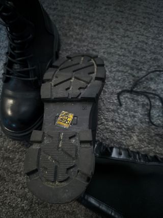 Botas altas negras, calcetin, cordones suela track